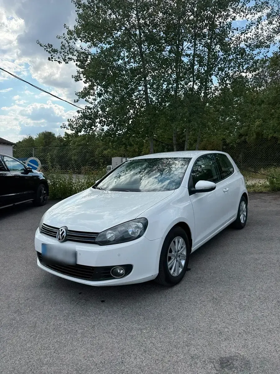 Gebraucht VW Golf VI 105 PS (77 kW) 2012 Weiß Kleinwagen