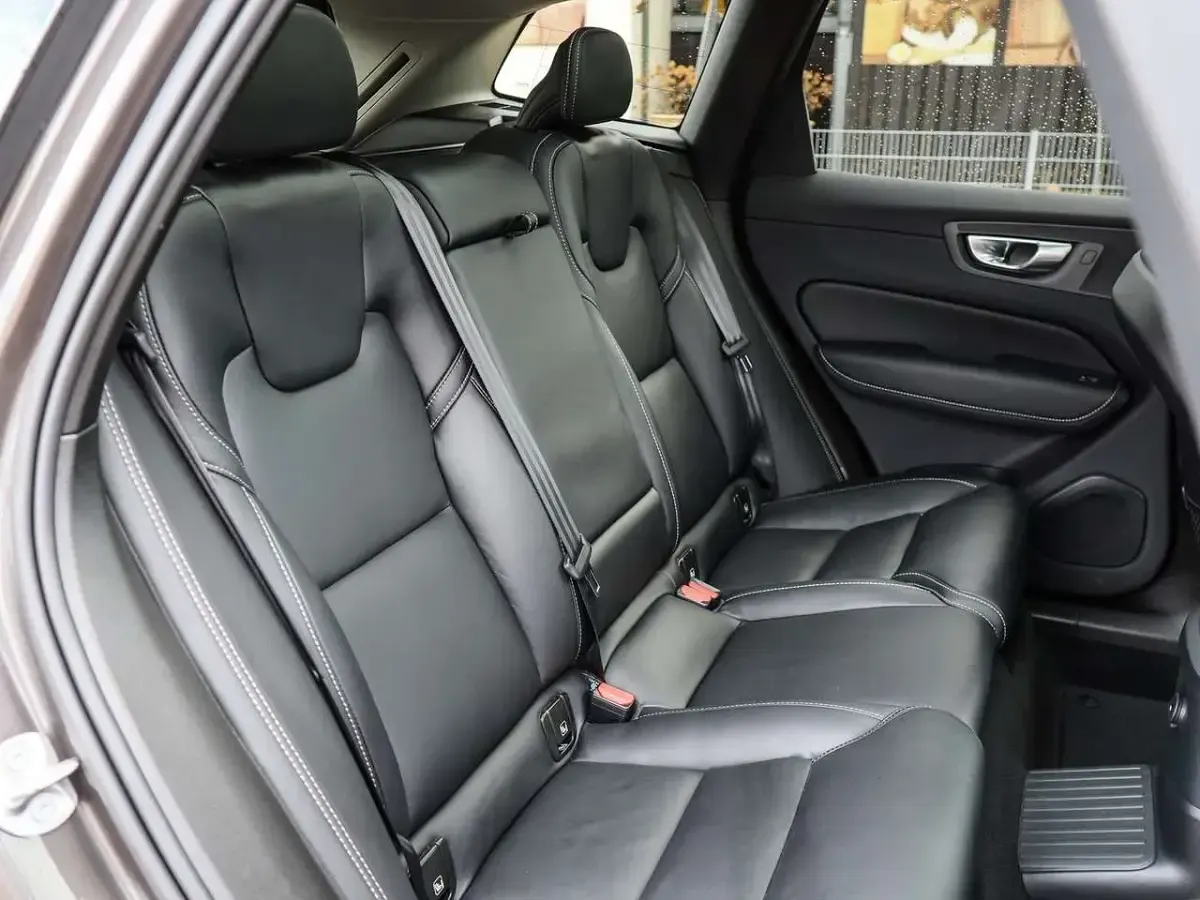 Gebraucht Volvo XC60 Plus 253 PS (186 kW) 2023 Grau SUV