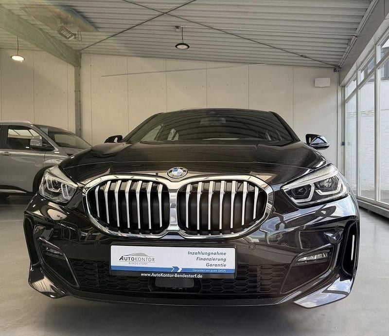 Black sapphire Gebraucht 2024 BMW 118 M Sport Kleinwagen | 25.970 € (Guter Preis) - Bild 1/4