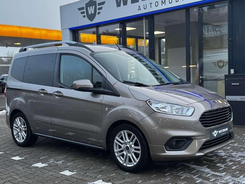 Gebraucht Ford Tourneo Titanium 101 PS (74 kW) 2018 Silber Kombi
