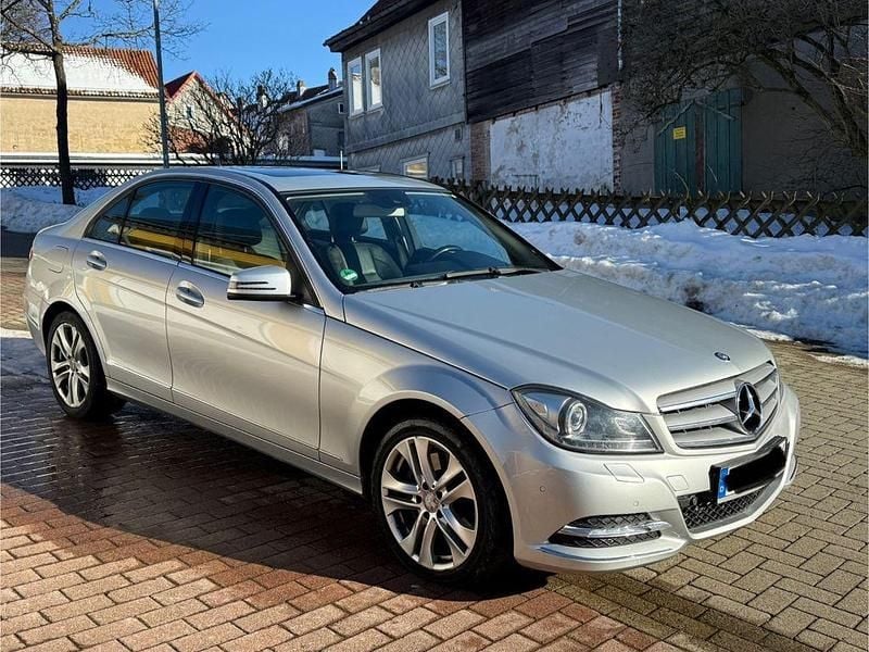Silber Gebraucht 2011 Mercedes C300 Limousine | 10.990 € (Fairer Preis) - Bild 1/4