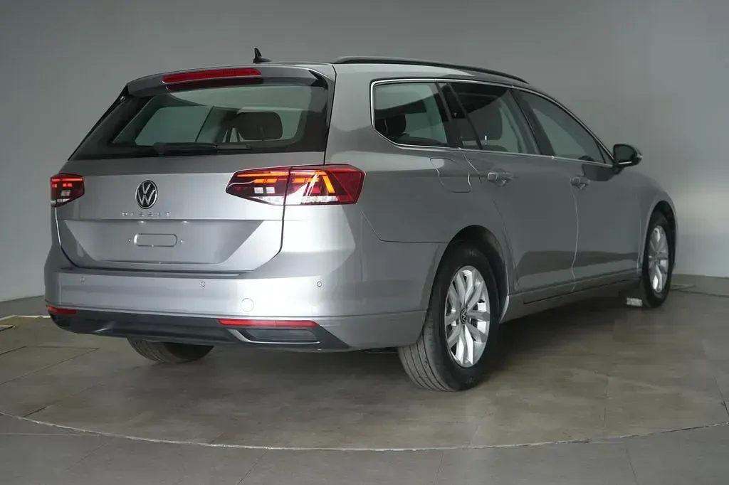 Gebraucht VW Passat Business 150 PS (110 kW) 2023 Silber Kombi
