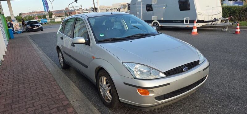 Silber Gebraucht 2000 Ford Focus Futura Limousine | 1.490 € (Fairer Preis) - Bild 1/4