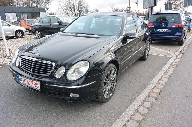 Schwarz Gebraucht 2004 Mercedes E400 Limousine | 2.900 € - Bild 1/4