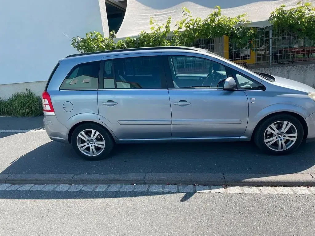 Gebraucht Opel Zafira Edition 120 PS (88 kW) 2010 Silber Van / Kleinbus