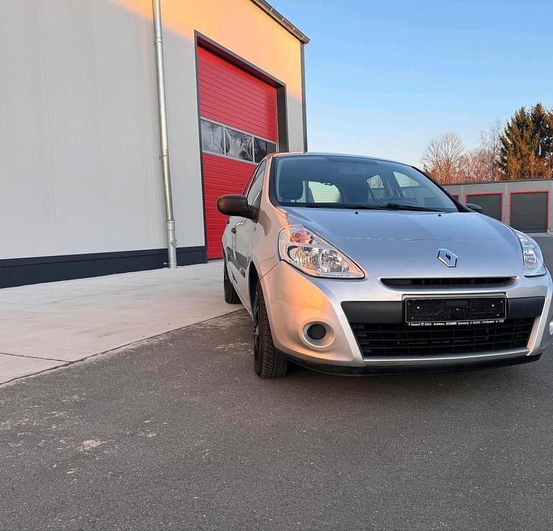 Gebraucht Renault Clio III 75 PS (55 kW) 2012 Silber Kleinwagen
