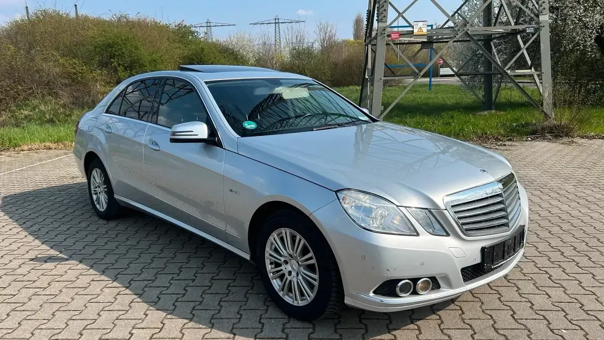 Gebraucht Mercedes E220 170 PS (125 kW) 2011 Silber Limousine