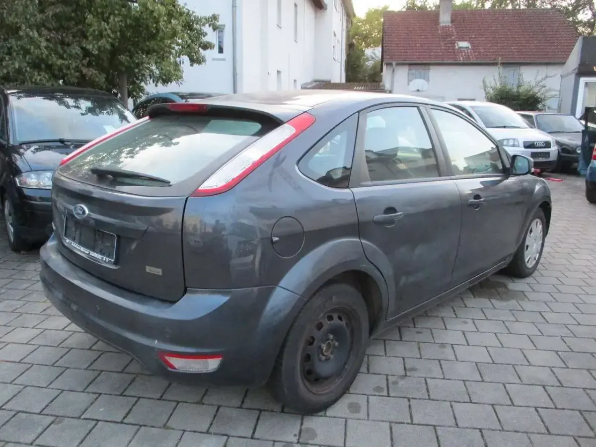 Używany Ford Focus Style 101 KM (74 kW) 2009 Szary Sedan/Limuzyna