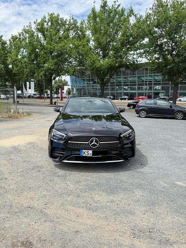 Schwarz Gebraucht 2021 Mercedes E220 AMG line Limousine | 38.999 € - Bild 1/4