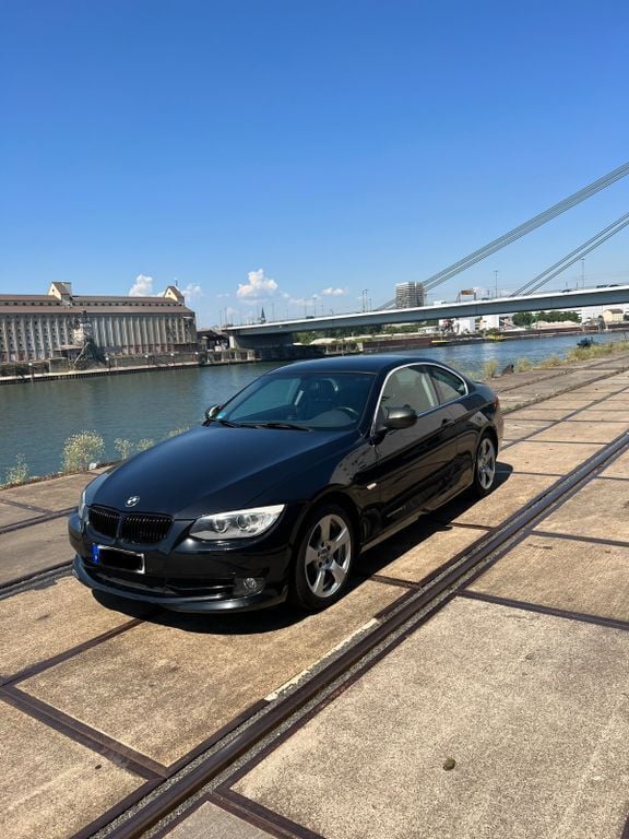 Schwarz Gebraucht 2012 BMW 320 M Sport Coupé | 10.900 € (Superpreis) - Bild 1/4