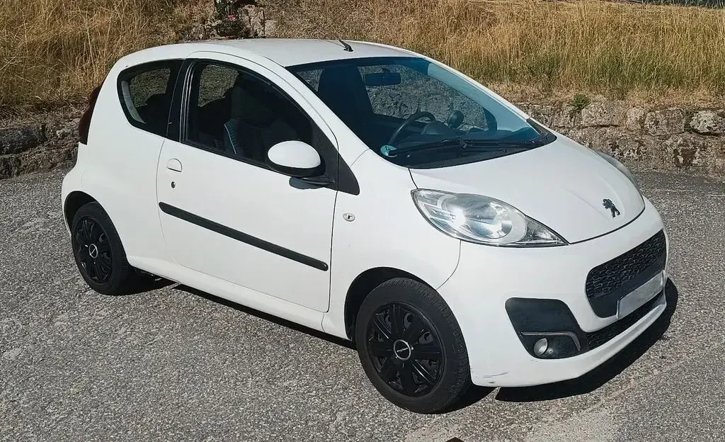 Gebraucht Peugeot 107 Active 68 PS (50 kW) 2013 Weiß Kleinwagen