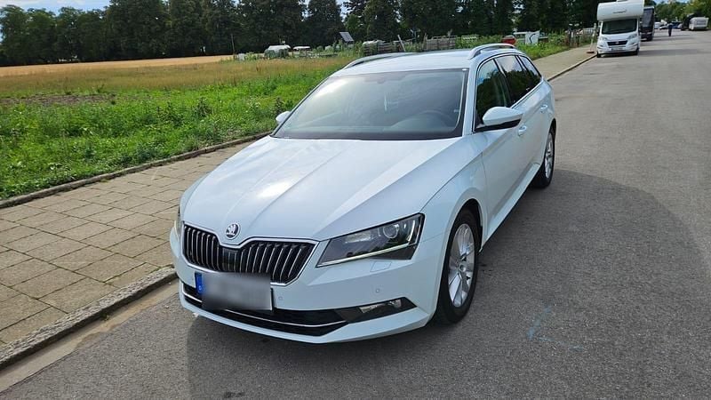 Weiß Gebraucht 2015 Skoda Superb Ambition Kombi | 11.500 € (Superpreis) - Bild 1/4