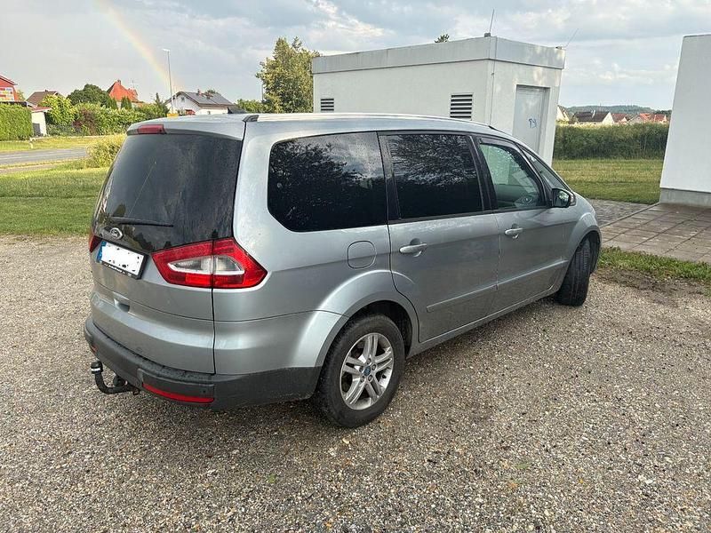 Gebraucht Ford Galaxy 140 PS (102 kW) 2013 Silber Van / Kleinbus