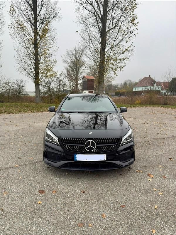 Schwarz Gebraucht 2018 Mercedes CLA220 Edition Limousine | 27.000 € (Teuer) - Bild 1/4
