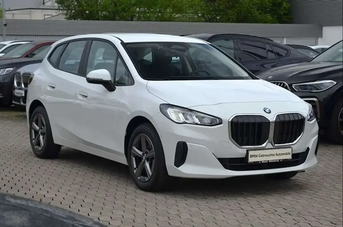 Gebraucht BMW 218 Active Tourer 136 PS (100 kW) 2023 Weiß Van / Kleinbus