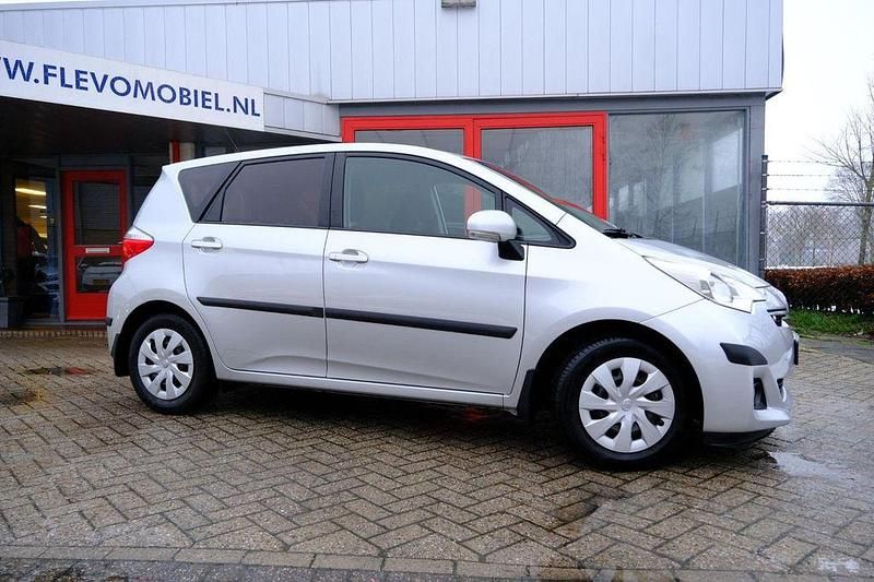 Gebraucht Toyota Verso-S 99 PS (72 kW) 2012 Grau Van / Kleinbus