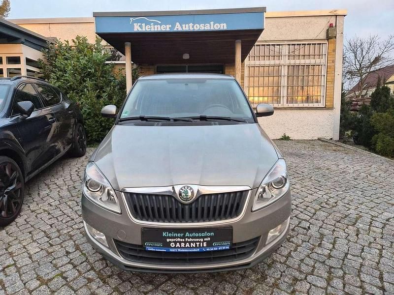 Bezova capuccino/capuccino bei Gebraucht 2012 Skoda Fabia Ambition Limousine | 4.999 € (Fairer Preis) - Bild 1/3