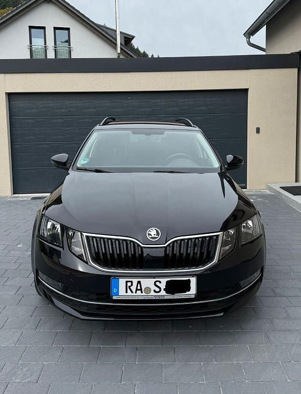 Schwarz Gebraucht 2020 Skoda Octavia Style Kombi | 17.200 € (Superpreis) - Bild 1/4