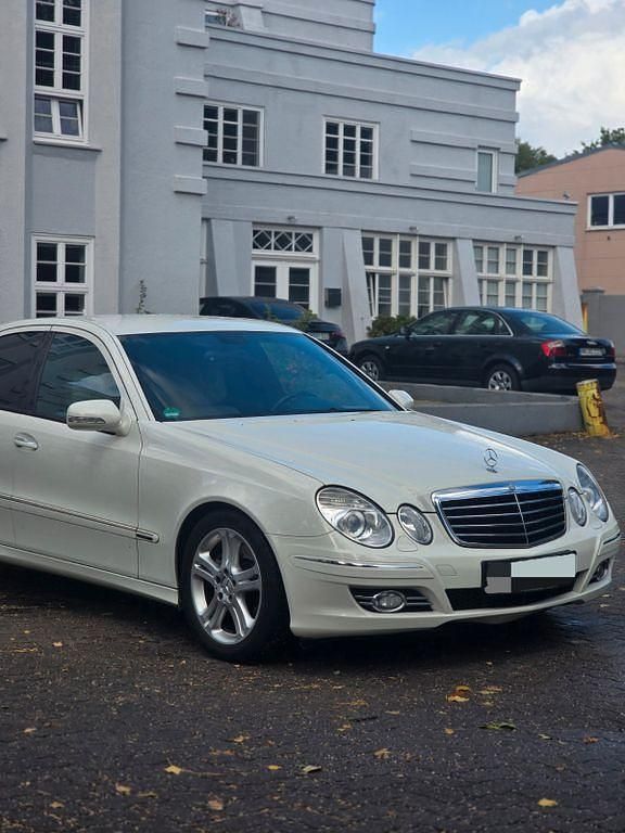 Weiß Gebraucht 2008 Mercedes E350 Avantgarde Limousine | 9.900 € (Guter Preis) - Bild 1/4