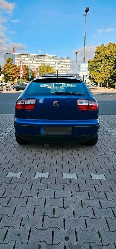 Usata Seat Leon 105 CV (77 kW) 2000 Blu Utilitaria