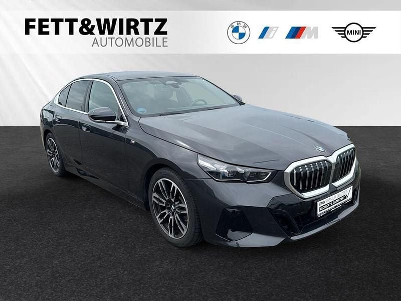 Sophistograu brillianteffekt Gebraucht 2024 BMW 520 M Sport Limousine | 48.500 € (Superpreis) - Bild 1/3