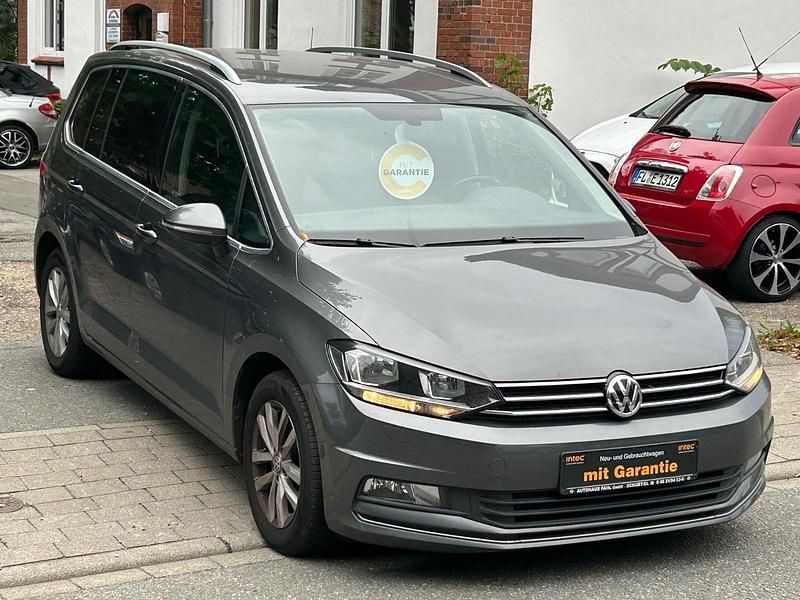 Grau Gebraucht 2016 VW Touran Highline Van / Kleinbus | 17.499 € (Fairer Preis) - Bild 1/4