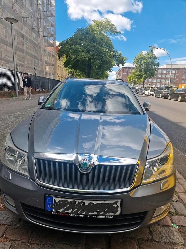 Blau Gebraucht 2012 Skoda Octavia Limousine | 8.000 € (Superpreis) - Bild 1/4