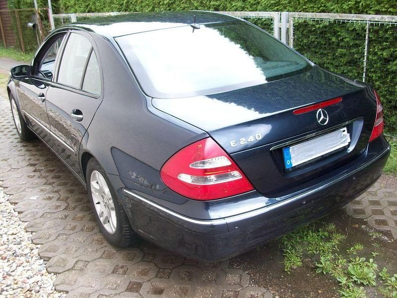 Gebraucht Mercedes E240 177 PS (130 kW) 2003 Blau Limousine