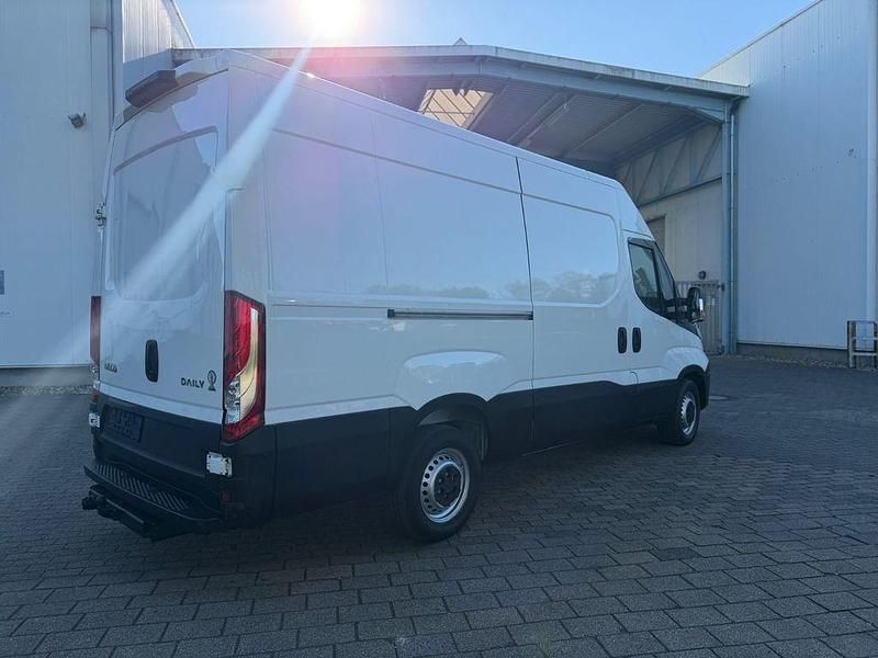 Gebraucht Iveco Daily 126 PS (92 kW) 2016 Weiß Van / Kleinbus