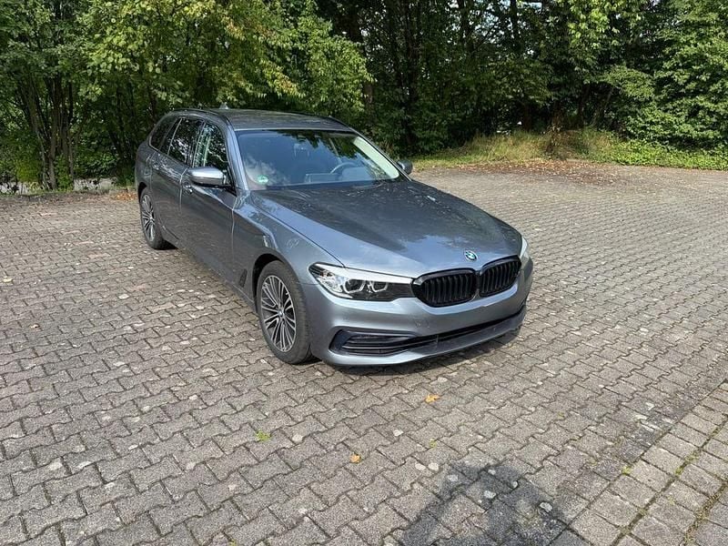Grau Gebraucht 2020 BMW 520 Sport Line Kombi | 22.500 € (Superpreis) - Bild 1/4