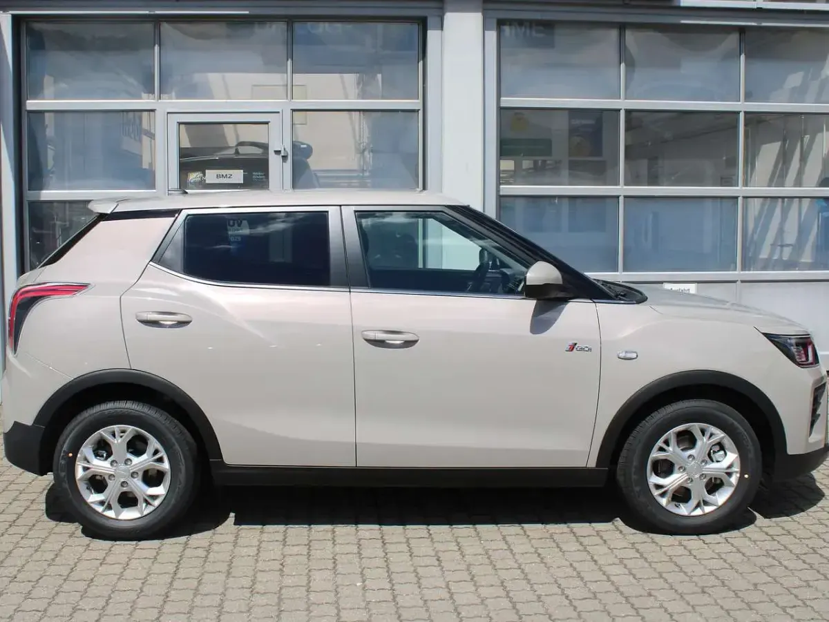 Neu KGM Tivoli 163 PS (119 kW) 2026 Latte greig SUV