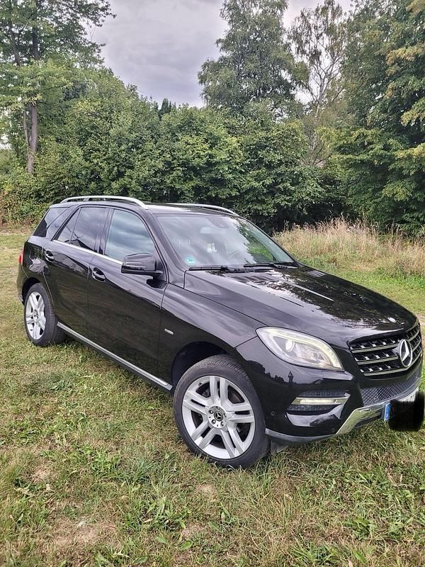 Schwarz Gebraucht 2012 Mercedes ML250 SUV | 17.150 € (Fairer Preis) - Bild 1/4