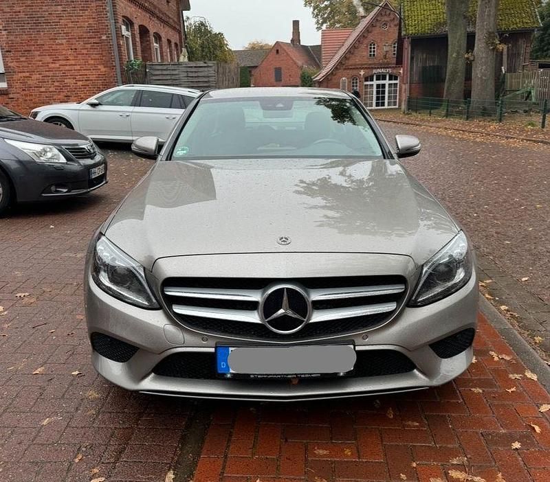 Silber Gebraucht 2019 Mercedes C300 Limousine | 24.500 € (Superpreis) - Bild 1/4