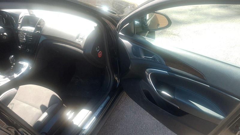 Usado Opel Insignia Active 160 HP (117 kW) 2013 Preto Carrinha