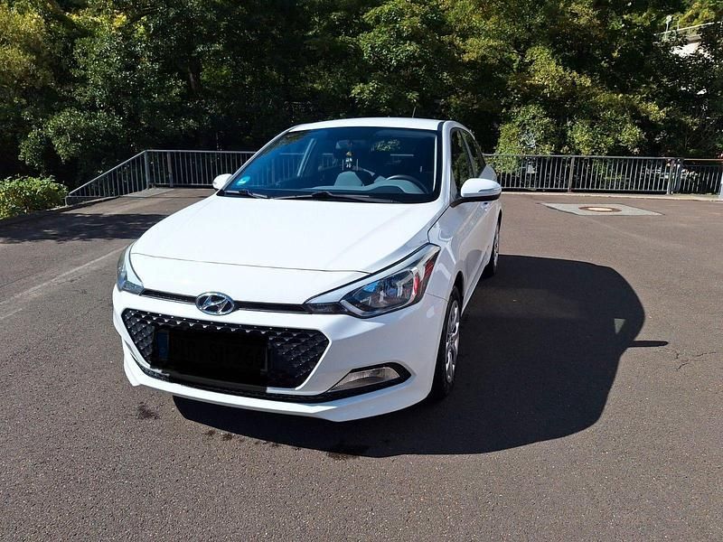 Weiß Gebraucht 2017 Hyundai i20 Classic Kleinwagen | 5.400 € (Guter Preis) - Bild 1/4
