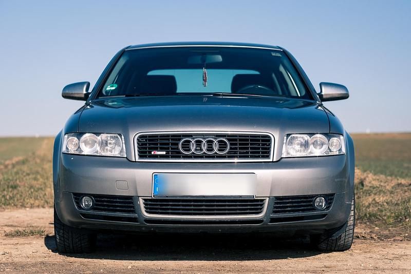 Grau Gebraucht 2002 Audi A4 Limousine | 800 € (Superpreis) - Bild 1/4