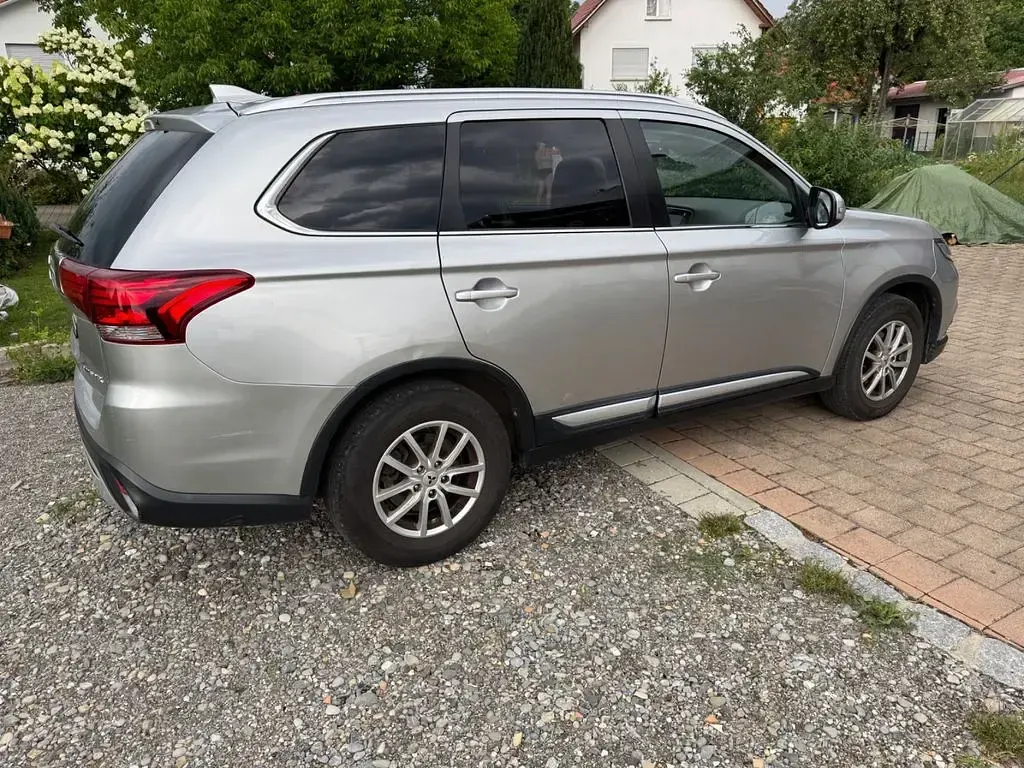 Gebraucht Mitsubishi Outlander 150 PS (110 kW) 2019 Silber SUV