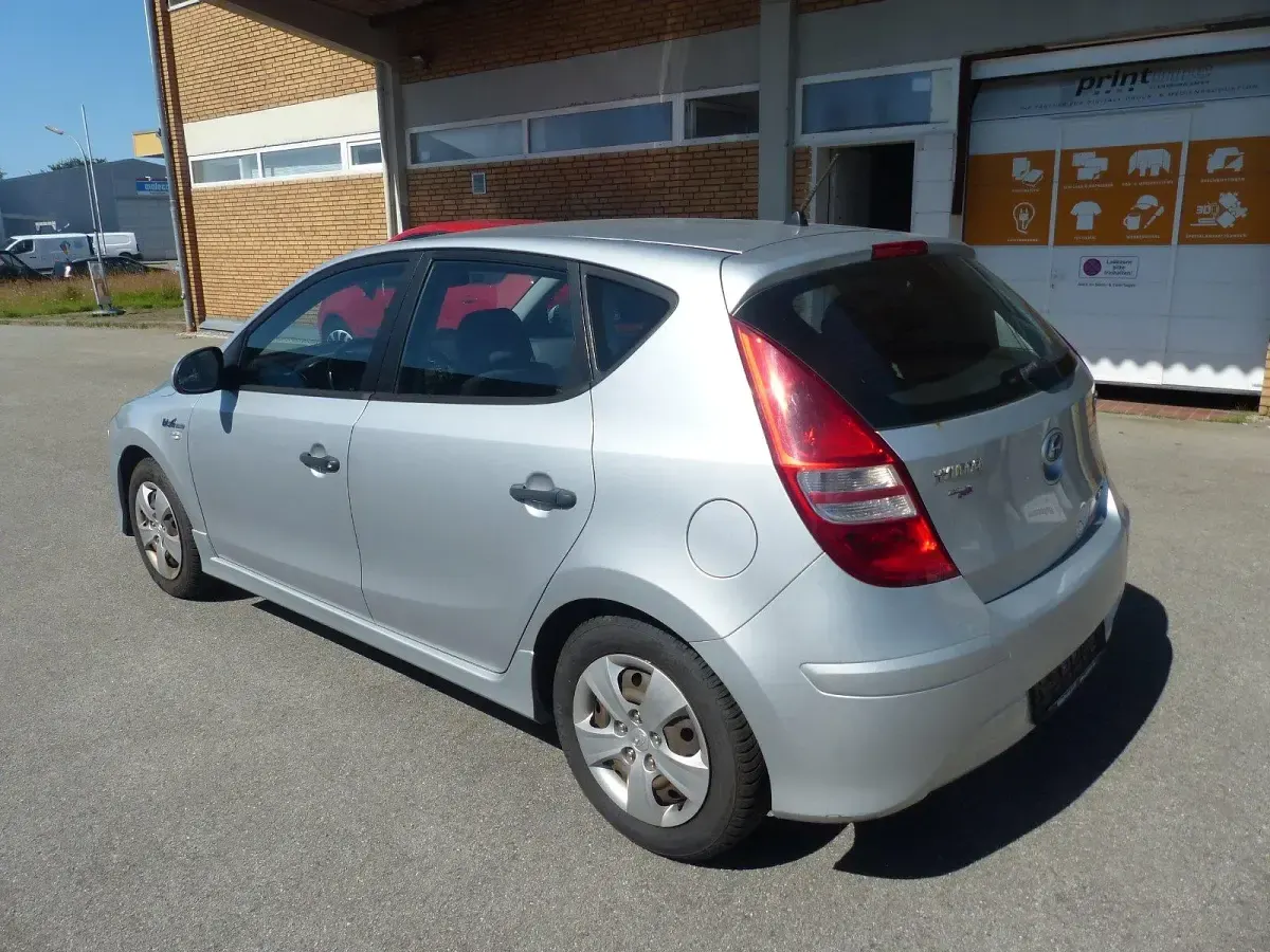 Gebraucht Hyundai i30 105 PS (77 kW) 2011 Silber Kleinwagen