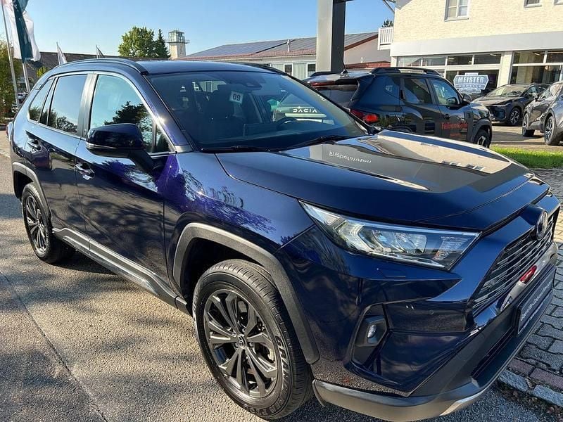 Blau Gebraucht 2022 Toyota RAV4 Hybrid Team SUV | 34.840 € (Fairer Preis) - Bild 1/4