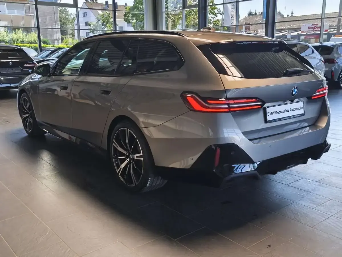 Gebraucht BMW 520 M Sport 208 PS (152 kW) 2026 Oxidgrau ii Kombi