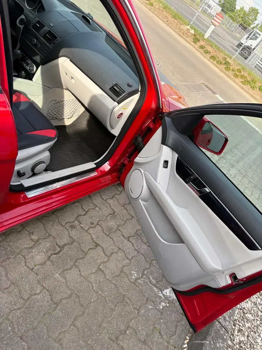 Gebraucht Mercedes C200 136 PS (100 kW) 2010 Rot Limousine