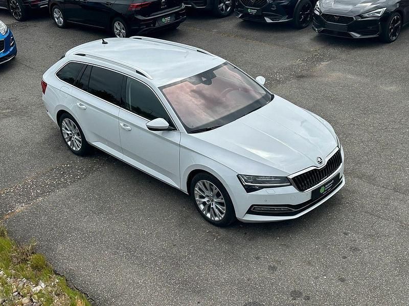 Weiß Gebraucht 2022 Skoda Superb Style Kombi | 21.900 € (Fairer Preis) - Bild 1/4