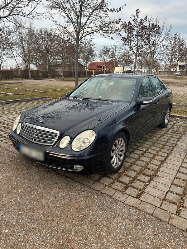 Blau Gebraucht 2003 Mercedes E220 Limousine | 2.500 € (Fairer Preis) - Bild 1/4