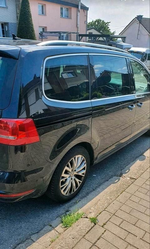 Second-hand VW Sharan 170 CP (125 kW) 2012 Negru Monovolum