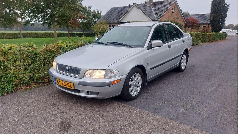 Grau Gebraucht 2000 Volvo S40 Limousine | 950 € - Bild 1/4