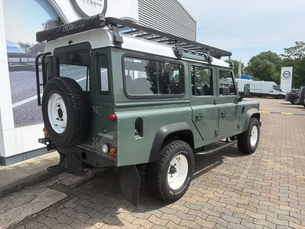 Gebraucht Land Rover Defender 122 PS (89 kW) 2010 Grün Kombi