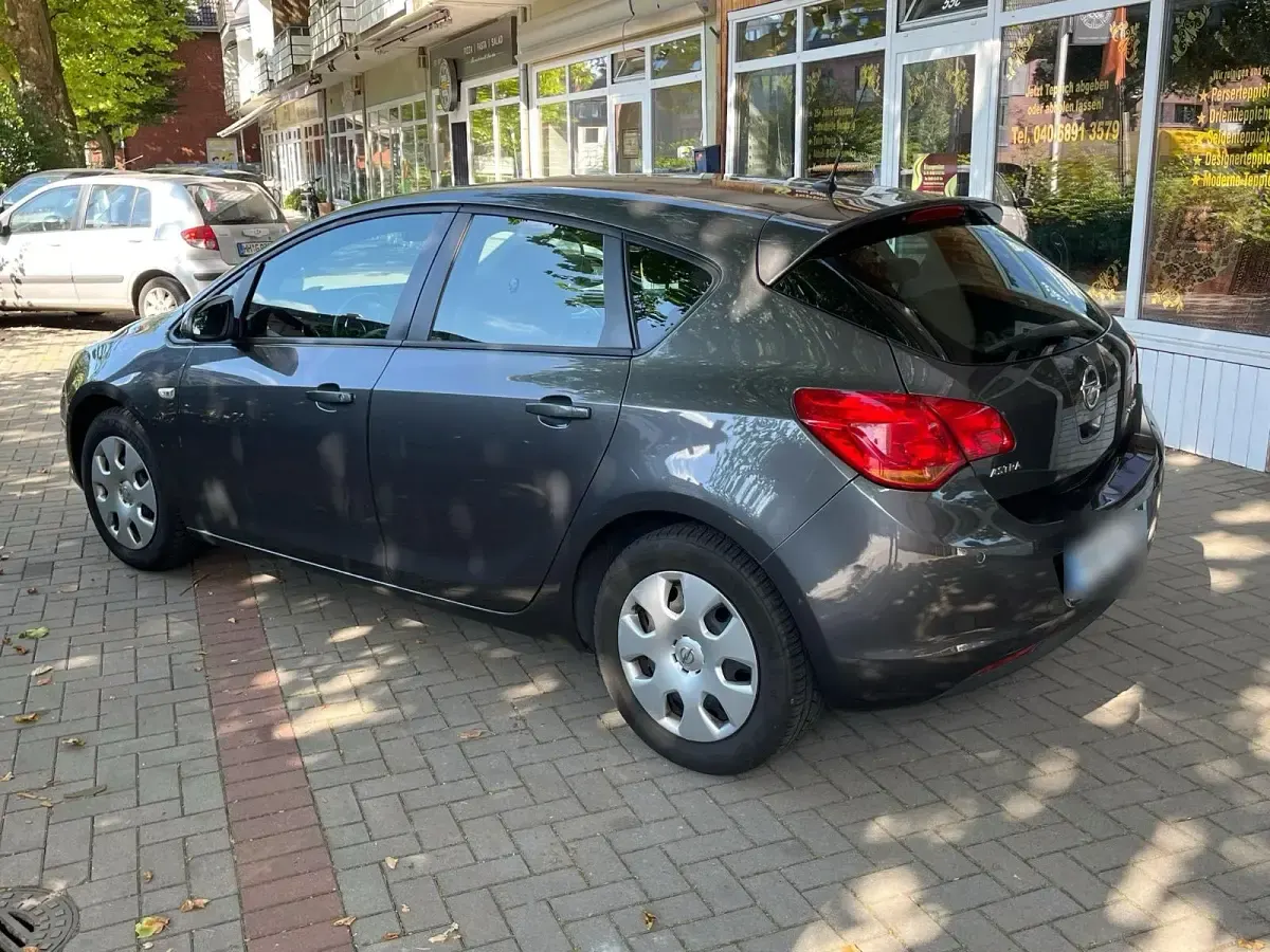 Gebraucht Opel Astra Edition 101 PS (74 kW) 2010 Grau Kleinwagen
