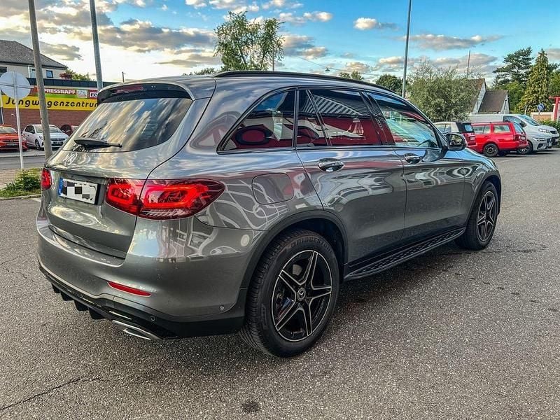 Grau Gebraucht 2020 Mercedes GLC200 AMG SUV | 37.890 € (Guter Preis) - Bild 1/4