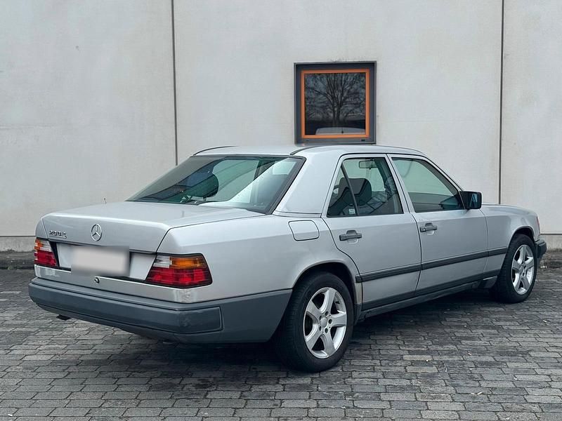 Gebraucht Mercedes E200 118 PS (86 kW) 1989 Grau Limousine
