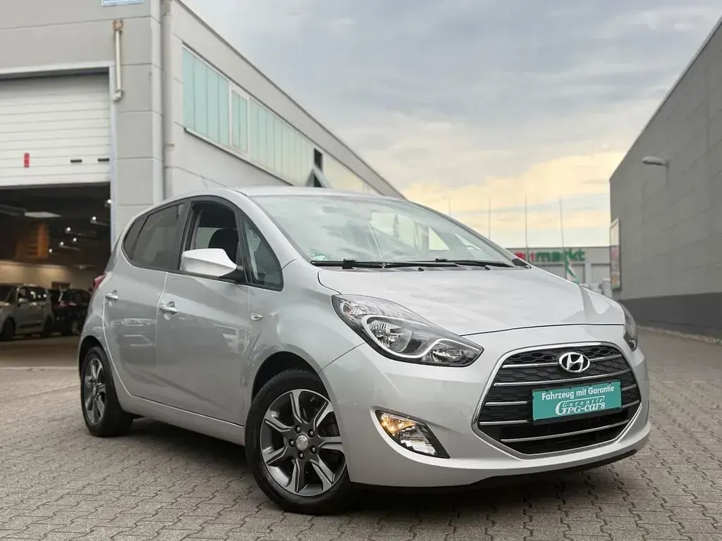 Gebraucht Hyundai ix20 Passion 90 PS (66 kW) 2017 Silber Kleinwagen